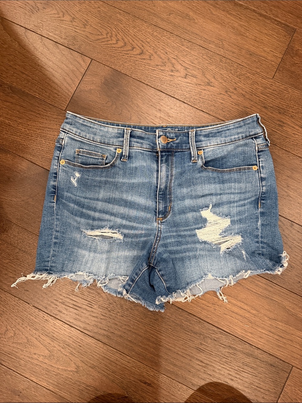 Universal Thread Women’s Distressed Blue Denim Shorts Size 10/30 - C73-014